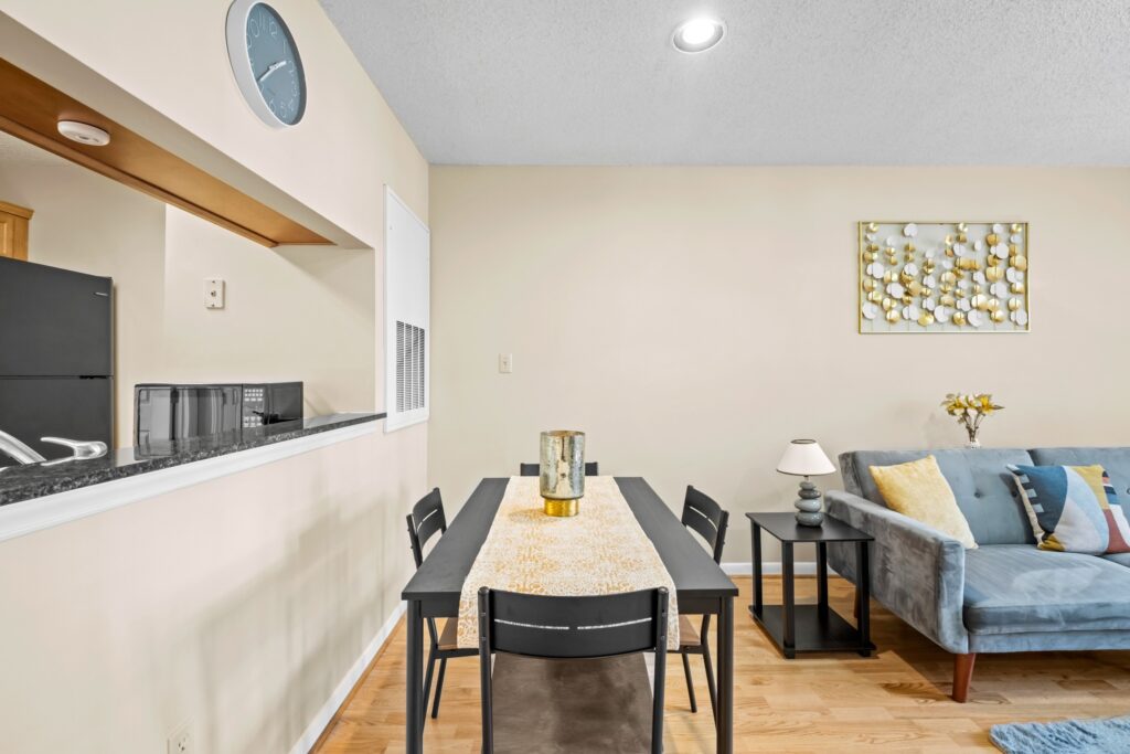 Monthly rental dining room.